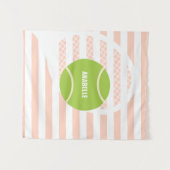 モダングリーンテニスボールピンクネーム タペストリー (正面(横))