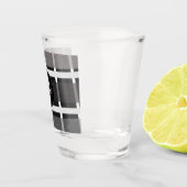モダングレイモノグラムカスタムパーソナライズされた ショットグラス (右)