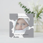 モダングレーの水彩ベイビーお知らせカード 招待状 (スタンド正面)