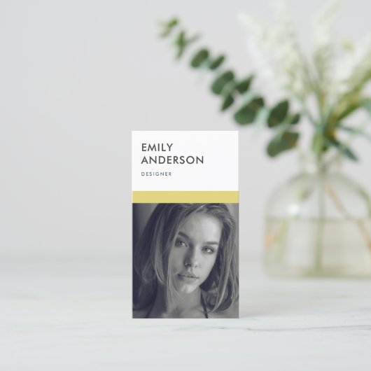 モダングレーイエローの個人写真身元 名刺 (スタンド正面)