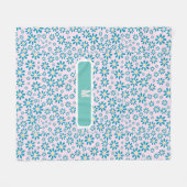 モダンコンテンポラリーデイジー花イニシャル フリースブランケット (正面(横))