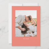 モダンコーラルピンクのQRコードと写真の結婚式 セーブザデート (裏面)