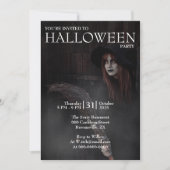 モダンゴシックなハロウィンの魔女の箒のある暗い納屋 招待状 (正面)