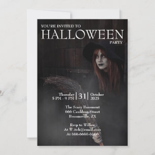 モダンゴシックなハロウィンの魔女の箒のある暗い納屋 招待状