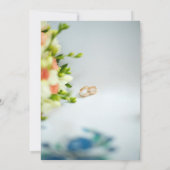 モダンゴールドリング & フラワーボーダーエンゲージメント 招待状 (裏面)