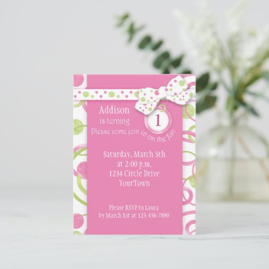 モダンサークルガールの誕生日はがき招待 インビテーションポストカード (スタンド正面)