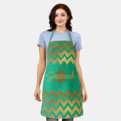 モダンシックスタイリッシュグリーンと金ゴールド山形 エプロン (着用した状態)