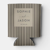 モダンシンプルエレガントなウェディングスクリプストライプのト 缶クーラー (正面)