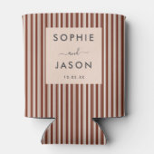 モダンシンプルエレガントなウェディングスクリプストライプのト 缶クーラー (裏面)