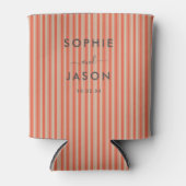 モダンシンプルエレガントなウェディングスクリプストライプのト 缶クーラー (正面)