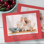 モダンシンプルクリスマスカスタム写真 シーズンカード<br><div class="desc">デザインはsans serifタイポグラフィシンプルを持つデザインで構成されモダンている。写真カスタム、メッセージ、家族の名前と年を追加。</div>