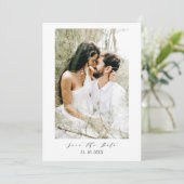 モダンシンプルタイポグラフィ結婚 セーブザデート (スタンド正面)