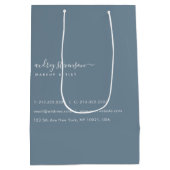 モダンシンプルダスティブルーシグネチャータイポグラフィ ミディアムペーパーバッグ (裏面)