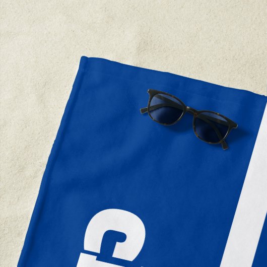 モダンシンプルブループールモノグラム名 ビーチタオル (インサイチュ)