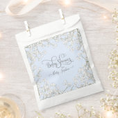 モダンシンプルブルーホワイトフローラベビーシャワー フェイバーバッグ (クリップ留めされた状態)