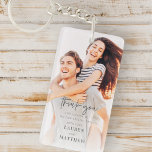 モダンシンプルミニマル結婚リストシック キーホルダー<br><div class="desc">デザインはモダンsans serifとserifフォントを持つシックなタイポグラフィで構成される。</div>