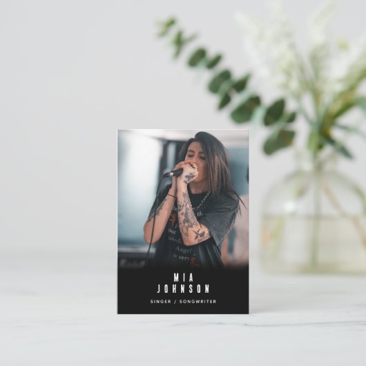 モダンシンプルミュージシャン写真黒 名刺 (スタンド正面)