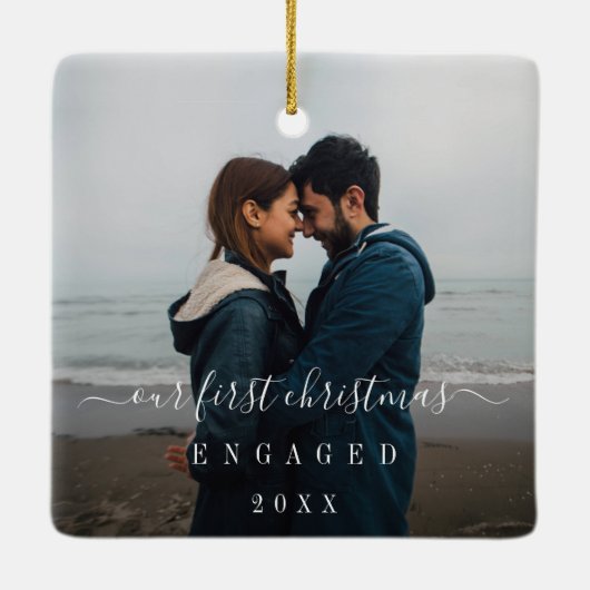 モダンシンプル初めてのクリスマス婚約した セラミックオーナメント (裏面)