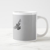 モダンシンプル白黒飛んでいる鳩 ジャンボコーヒーマグカップ (右)