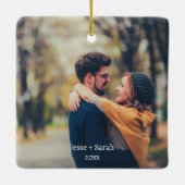 モダンシンプル編集可能カラー婚約した2枚 セラミックオーナメント (裏面)