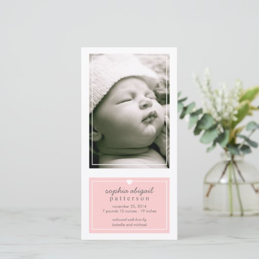 モダンシンプル赤ん坊の女の子誕生発表ピンク 案内状 (スタンド正面)