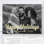 モダンシンプルCursive Script Greeting Family Photo シーズンポストカード<br><div class="desc">デザインはのシンプル硬化よくはしゃぐタイポグラフィから成る。家族の名前、年、およびメッセージをカスタム追加する。利用可能： http://www.zazzle.com/store/selectpartysupplies</div>