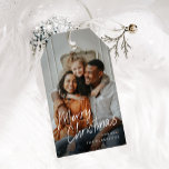 モダンシンプルScript Photo Merry Christmas ギフトタグ<br><div class="desc">シンプルモダンScript Photo Merry Christmas Giftのラベルは書のメッセーモダンジと家族の写真を特徴とする。</div>