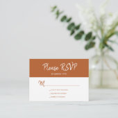 モダンシンプルTerracottaスクリプトウェディングRSVP エンクロージャーカード (スタンド正面)