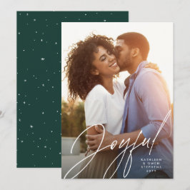 モダンスクリプトで"Joyful"と綴った1枚の写真にグリーンのクリスマス シーズンカード