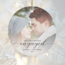モダンスクリプトのグレーな最初のクリスマスの婚約写真