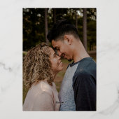 モダンスクリプトのバーガンディとブラッシュフラワーの結婚式 箔招待状 (裏面)