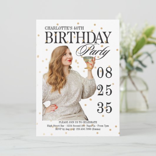 モダンスクリプトの節目のお誕生日 ゴールド 招待状 (スタンド正面)
