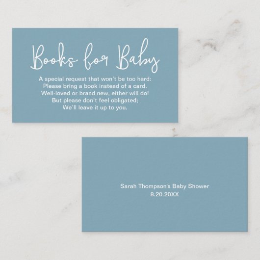 モダンスクリプトの薄い青のベビーシャワーの本のご依頼 エンクロージャーカード (正面/裏面)