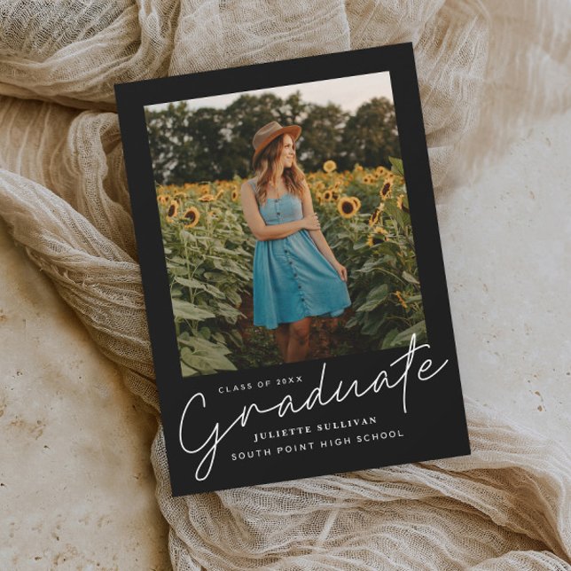 モダンスクリプトシンプルフォト卒業式招待状 (Elegant modern script graduate 3 photo graduation invitation announcements.)