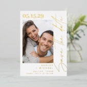 モダンスクリプトタイポグラフィー写真 Save the Date ゴールド 箔招待状 (立ち正面)
