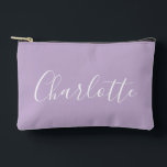 モダンスクリプトタイポグラフィー名シンプルオーキッドパープル アクセサリーポーチ<br><div class="desc">このエレガントなアクセサリーポーチは、ソフトなライラックパープル色のモダンスクリプトタイポグラフィー名と繊細な花のアクセントが特徴です。メイクや旅行用品の整理、またはバッグコレクションへのおしゃれな追加として最適で、シンプルさと独自の洗練されたタッチを兼ね備えています。カラフルなポップのあるミニマルスタイルが好きな人には、このポーチは日常使いや特別な行事に最適な、用途が広くおしゃれな選択肢です。</div>