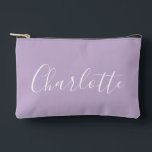 モダンスクリプトタイポグラフィー名 シンプルオーキッド パープル アクセサリーポーチ<br><div class="desc">このエレガントなアクセサリーポーチは、ソフトなライラックパープルカラーのモダンスクリプトタイポグラフィー名と繊細な花のアクセントを特徴としています。メイク道具や旅行必需品を整理するのに最適なのはもちろん、バッグコレクションに洗練されたアクセントを加えるのにもぴったりです。このポーチは、シンプルさと独自の洗練されたタッチを兼ね備えています。カラフルなアクセントを加えたミニマルなスタイルを好む方に最適で、日常使いや特別な行事にも活躍する、用途多様でスタイリッシュな選択肢です。</div>