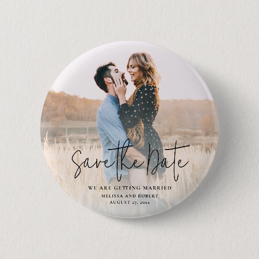モダンスクリプト写真付き結婚式セーブ・ザ・デート記念品 缶バッジ (正面)