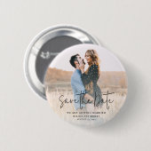 モダンスクリプト写真付き結婚式セーブ・ザ・デート記念品 缶バッジ (正面&裏面)