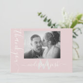モダンスクリプト サンクス ウェディング カップル フォト ピンク 招待状 (スタンド正面)