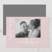 モダンスクリプト サンクス ウェディング カップル フォト ピンク 招待状 (正面/裏面)