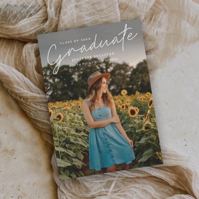 モダンスクリプト シンプル フォト 卒業おめでとう ご招待状 (Modern handwritten script 3 photo graduation invitations.)