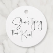モダンスクリプト ブライダルシャワー 彼女は結婚する フェイバータグ (正面)
