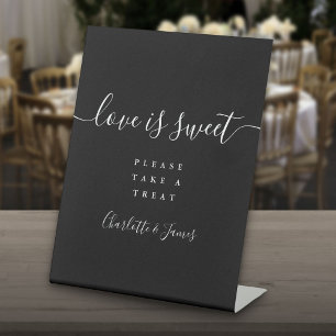 モダンスクリプト ブラック&ホワイト Love Is Sweet パーティーギフト 台座サイン