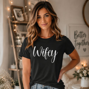 モダンスクリプト ブラック レディース Wifey White Tシャツ