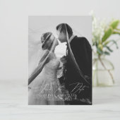 モダンスクリプト 高級感ある 結婚式の写真付き Save The Date 招待状 (スタンド正面)