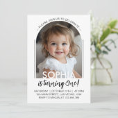 モダンスクリプミニマルトシンプル誕生日写真 招待状 (スタンド正面)