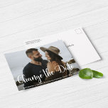 モダンスクリプ結婚トの延期日の変更 ポストカード<br><div class="desc">写真とモダントレンディーのスクリプトのレタリングを掲載したScript's AnnovationまたはDate Changeのポストカード。下部に白い文字をオフに設定するためのオプションのフィルタが用意されてい救済る。このフィルタはクリック、そのレイヤを削除してオンとオフを切り替えることができる。おもし問い合わせ先は連絡cedarandstring@gmail.comでお問い合わせ</div>