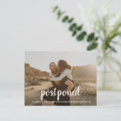 モダンスクリプ結婚トの延期日の変更 ポストカード (スタンド正面)