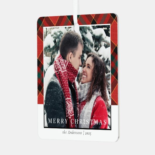 モダンスタイリッシュダリーレッドプレイドクリスマスカップルの写真 メタルオーナメント (正面左)